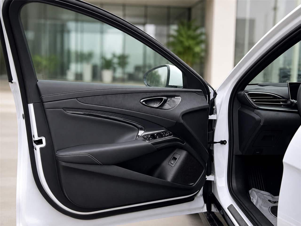 BYD 씰 운전석 도어 패널과 조작부 실차