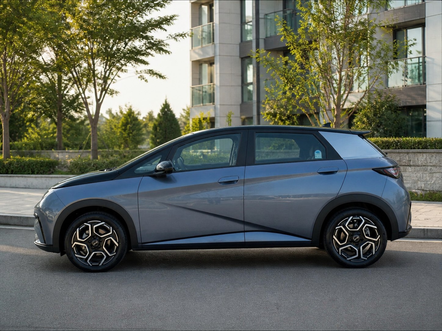 BYD 돌핀 액티브 블루그레이 투톤 측면 실차