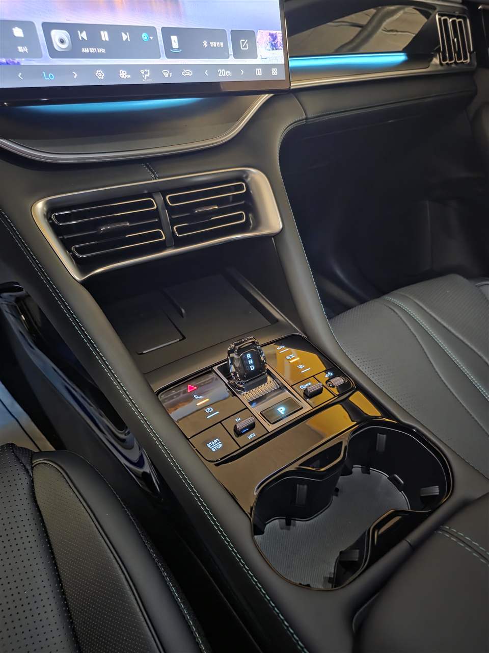 BYD 씨라이언 6 DM-i 블랙 실차의 센터 콘솔과 컵홀더