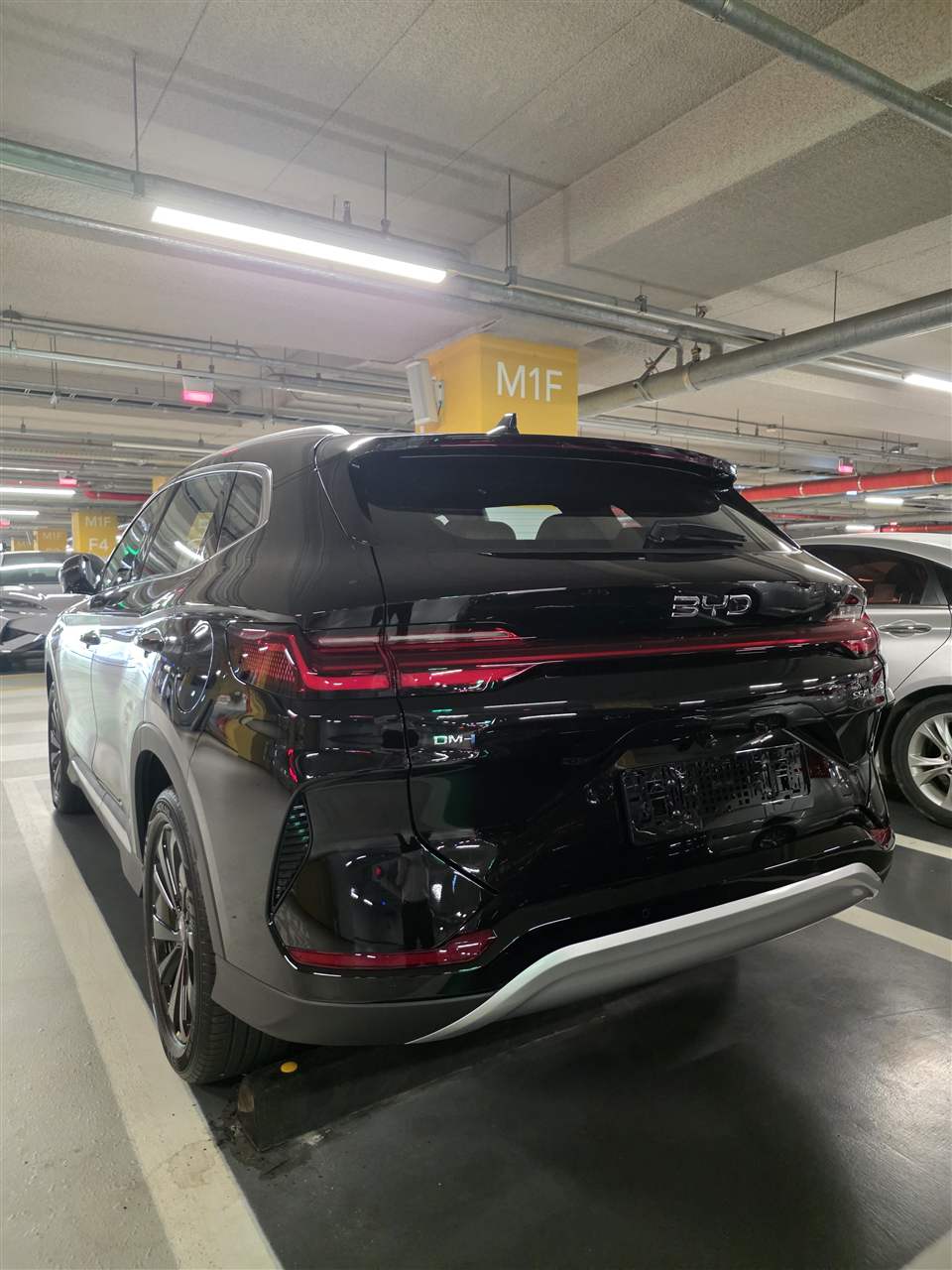 지하 주차장에서 촬영한 BYD 씨라이언 6 DM-i 블랙 후면 실차